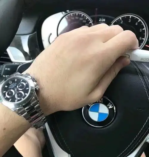 男子花140万买宝马740,提车时粉色短裤配皮鞋,女友他真的好帅