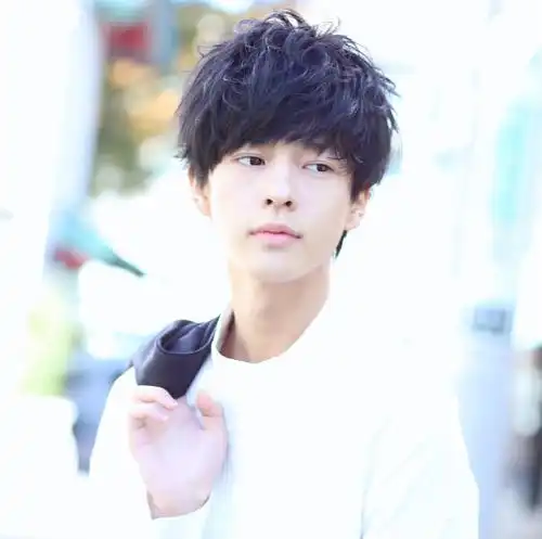 发型欣赏男生帅气烫发