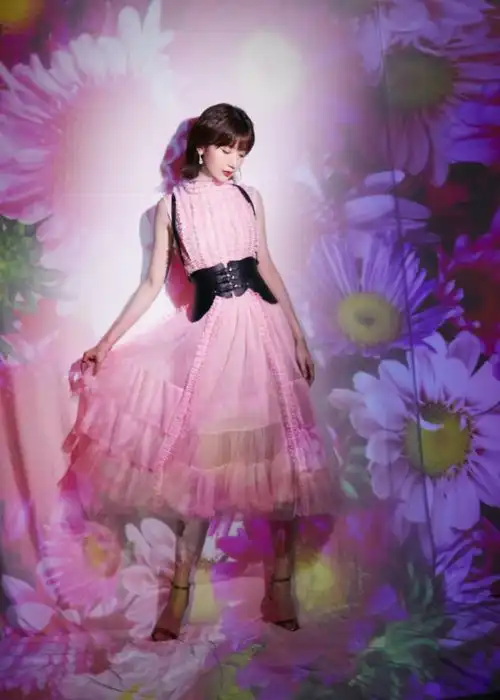 毛晓彤的公主装扮真成功,穿一身粉嫩礼服裙,模样显嫩好有少女感