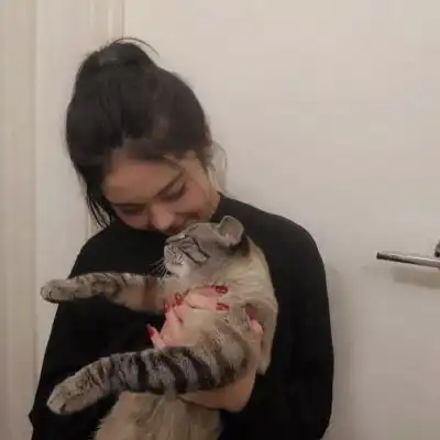 欧美系头像女抱猫neko