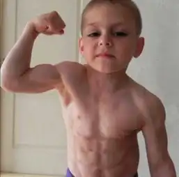 2岁开始健身锻炼,这个12岁男孩练出一身清晰肌肉