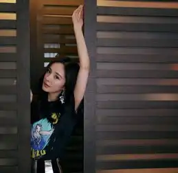 杨幂一身蜜蜂黄连衣裙超少女,网友带货女王又开始营业