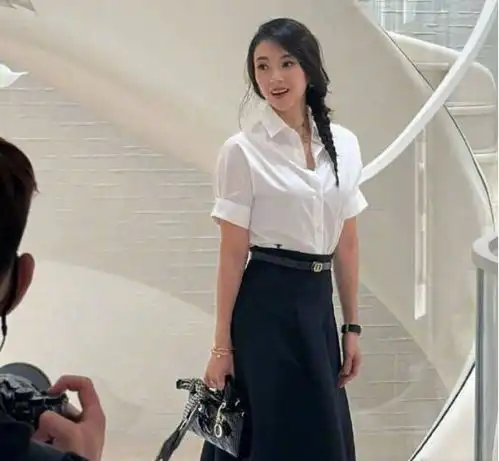 章子怡离婚后首露面全程笑容满面,比最后全家福状态显年轻10岁