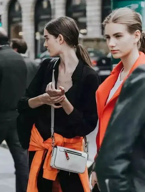 平胸即时髦,有些衣服只有平胸穿才显高级衬衫