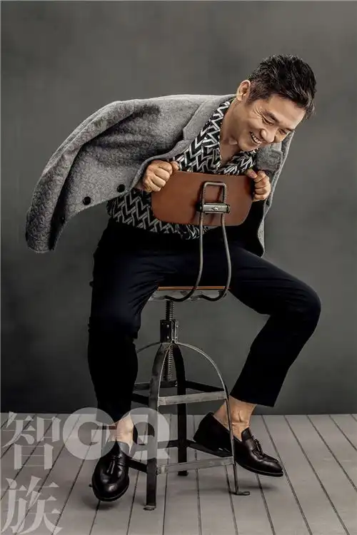 黄志忠最新写真曝光玩转治愈系英伦风