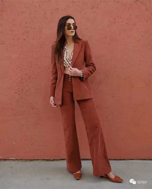 这个色系搭配不好像阿嫲,搭配得好就能像刘雯一样有高级感