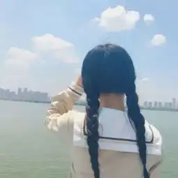 女生面向大海背影头像