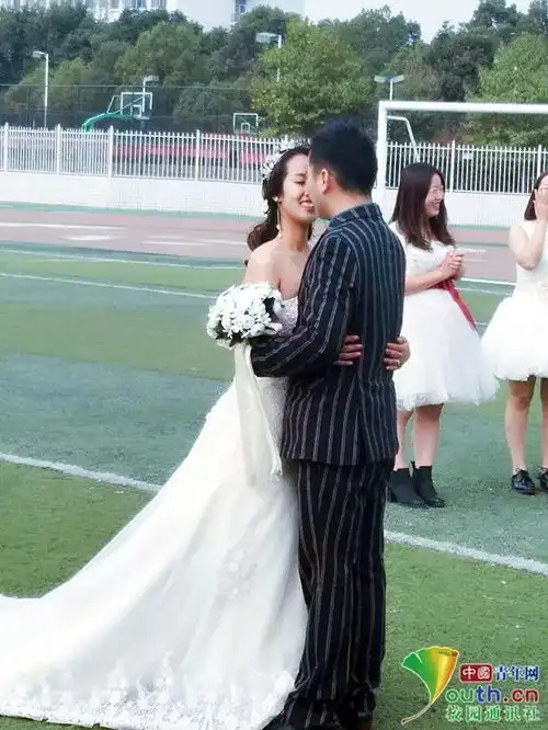 南阳小情侣回母校拍婚纱照,校园爱情修成正果