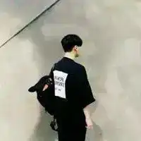 帮我找一张头像跟这张头像凑成情头,要那种女生背面,反正就是跟这张头像能凑成情头的