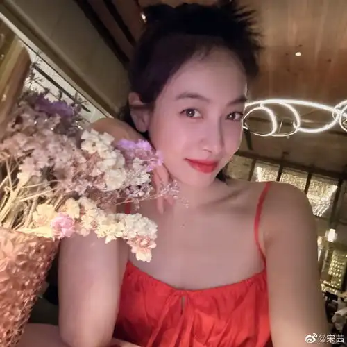 组图宋茜晒泰国游玩照穿橘色吊带裙皮肤白皙状态好