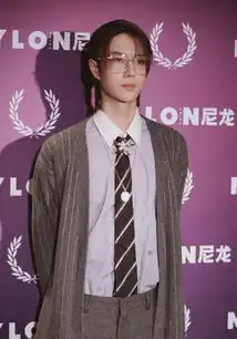 王一博化身翩翩少年回归,看到他手放的位置,网友蓝忘机回来了