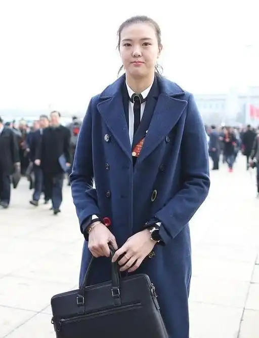 张常宁西装,身材纤细修长,长相清秀,有一种高不可侵的感觉朱婷袁心玥江苏女排网易订阅