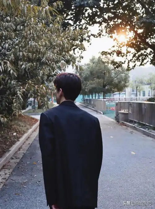 男女星的背影照,王一博肖战,你能认出来是谁吗