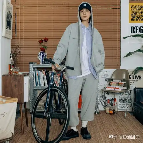 有什么男生穿的比较厚的带拉链的连帽卫衣推荐