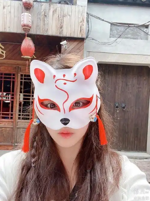 张含韵戴狐狸面具自拍呆萌可爱