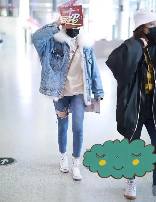 火箭少女杨超越穿毛领牛仔衣,配破洞裤,蓝白色搭配出青春活力