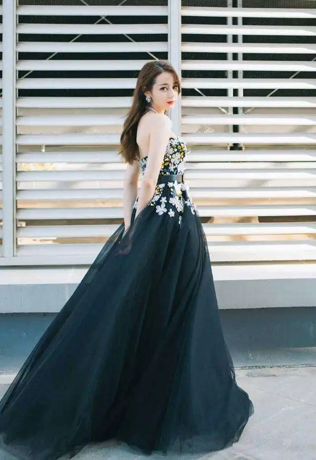 迪丽热巴的身材无可挑剔,礼服出境,大显好身材