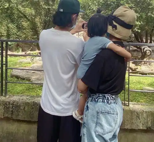 张歆艺晒一家三口亲子时光,2岁儿子淡定骑马,袁弘筷子腿瞩目