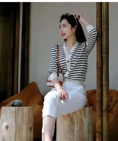 简单干净的女生穿搭简约干净的女孩穿搭