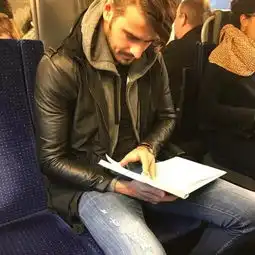 禁欲系女性头像地铁