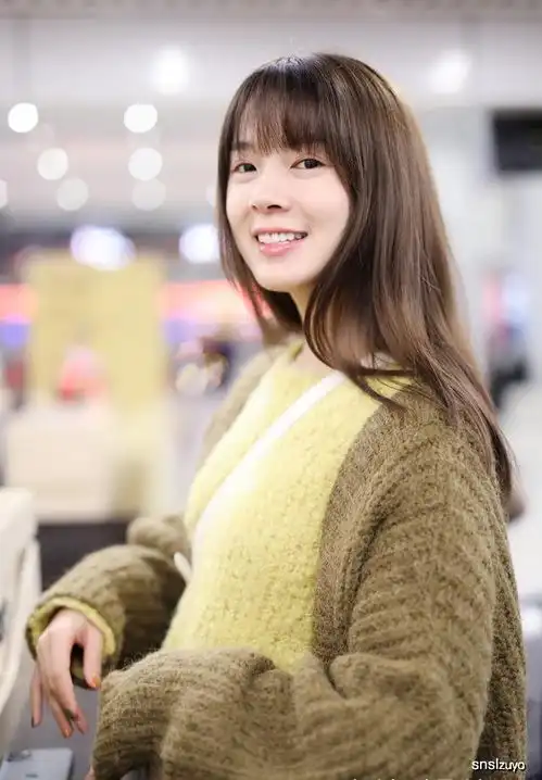 萝莉外表的陈瑶气质太优雅,沉暗黄绿色也秀得起来,仙女无疑