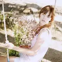 小女孩真人头像坐着微信头像图片大全