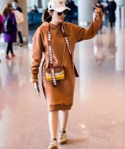 女明星离婚后妆也不化了宽松卫衣配运动裤机场出行,颜值还耐打