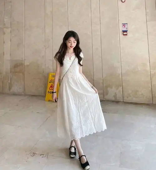 潮流女生的夏季穿搭秘诀,裙子与鞋的完美组合