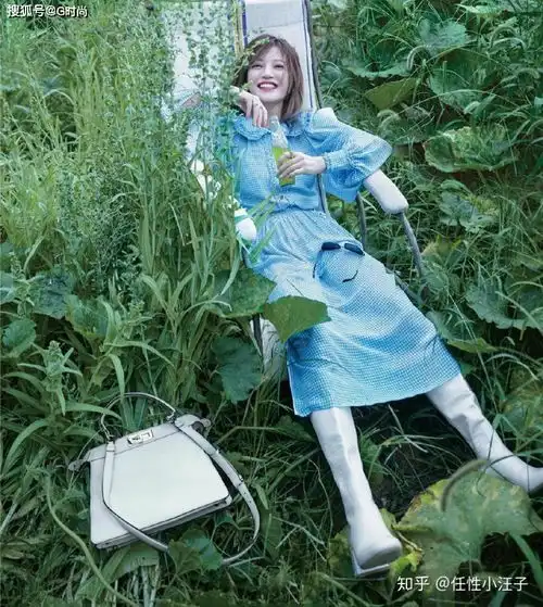 是时候考虑减龄娃娃领了,百搭又有活力,还自带甜美感