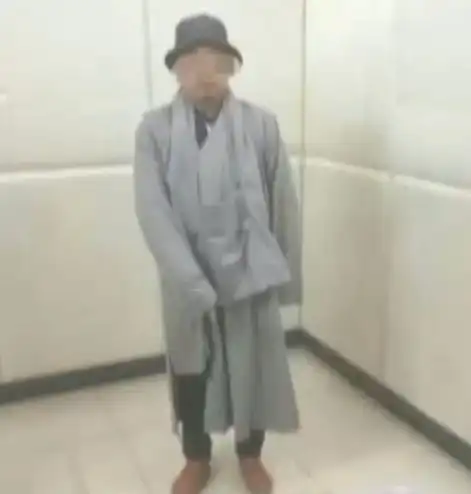 男子假扮道士给人算命拜一个佛像收一百还偷钱包