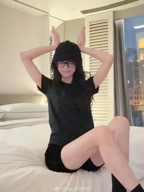 迪丽热巴再晒生活美照,化身猫系少女超可爱,秀纤细美腿显少女