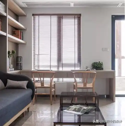 小户型客厅摆张书桌,省去了书房,节省了空间