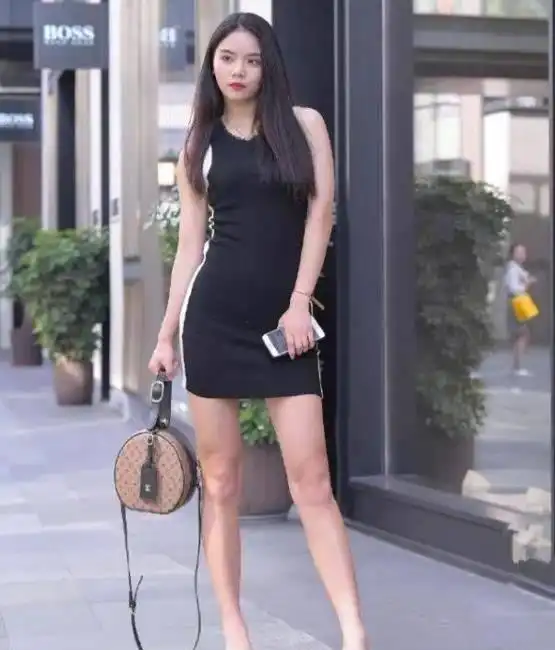 街拍气质高雅的美女,一条绿色的连衣裙,时尚女神风范