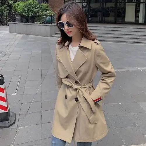 经典不过时的风衣,演绎独特的风格与干练,轻松吸引住人们的目光