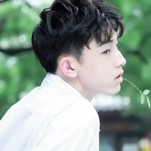 男生禁欲系高级感图片头