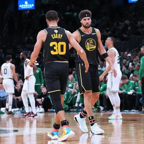 深度34岁手握3冠,库里13年生涯圆满,冲第4冠,12落后不退缩