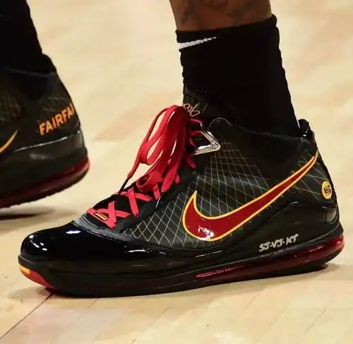 nba球员上脚耐克续约科比系列,拉文正式签约新百伦