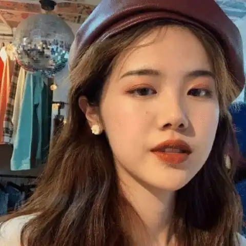 网易云热评喜欢三年的女生,躲在ktv想给她说声新年快乐,电话那头却传来...