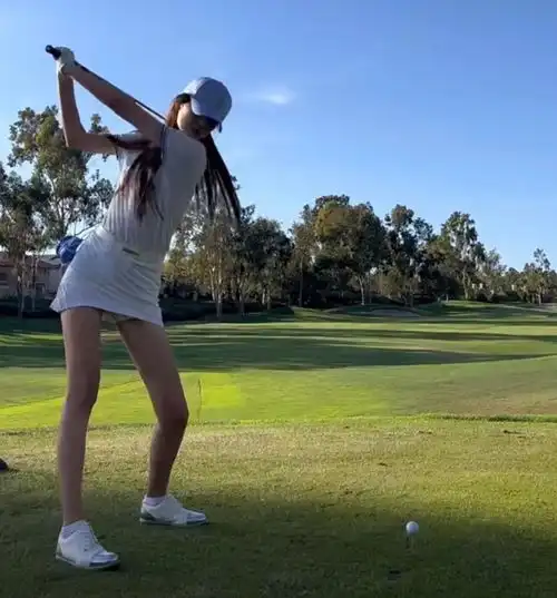 孙悦妻子陈露晒海边写真绝美身材惹关注,携女定居美国度假游玩