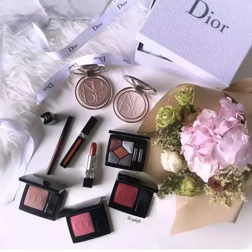 2018大牌秋冬彩妆揭秘ysl信封腮红cpb首款气垫全粉阿玛尼...还有圣诞款来抢钱