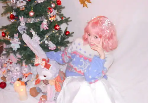 毛晓彤染粉发化身二次元少女对镜比耶笑容甜美娇憨可爱