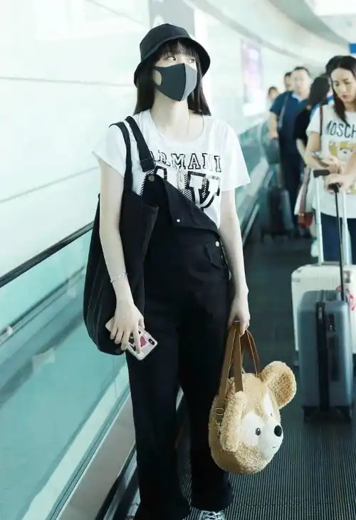 欧阳娜娜嫌匡威不够甜美,就把鞋子涂成樱花粉,太戳少女心