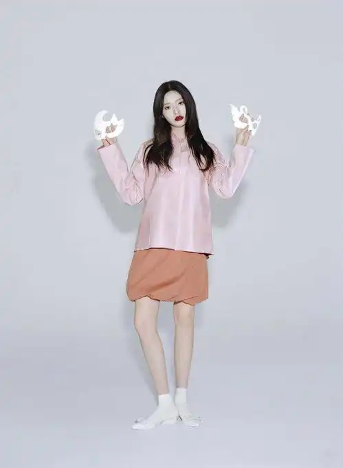 林允三月刊封面曝光,穿小香风裙子少女心满溢,甜美可人又减龄