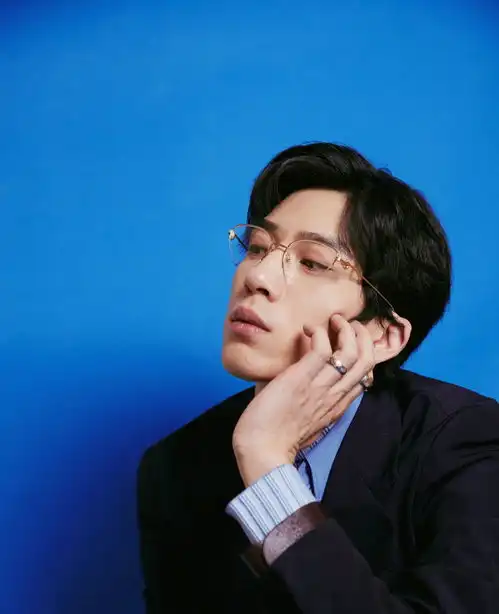 2019微博之夜红毯井柏然玩转禁欲系蓝色造型