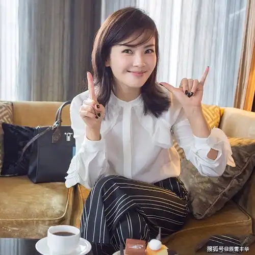 40岁女人开春学刘涛这样穿,衬衫活力配色法,优雅又时髦