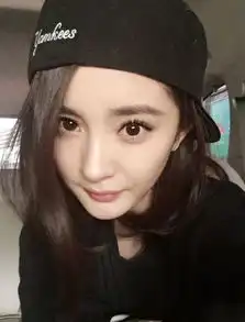 杨幂化身铲屎官抱猫出镜,网友又脸盲了