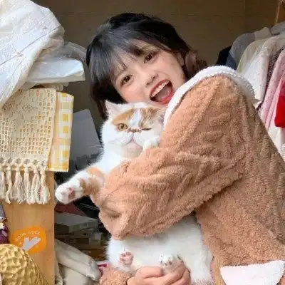 高颜值抱猫女头像