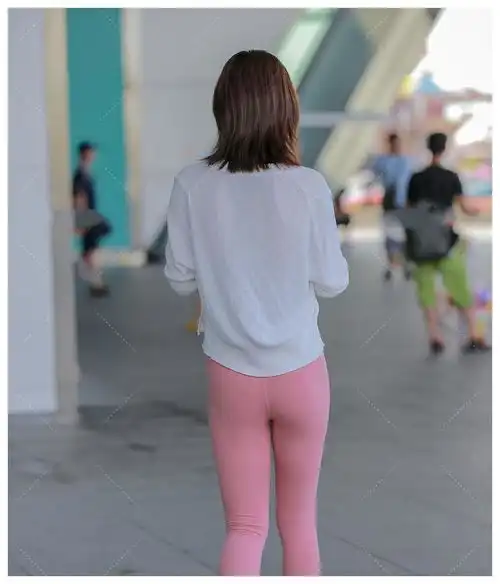 嫩粉色踩脚瑜伽裤,搭配枣红色背心,明亮时尚的少女运动风