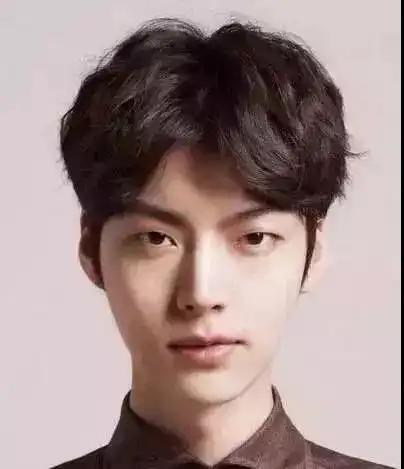 韩系中分男头发型图片