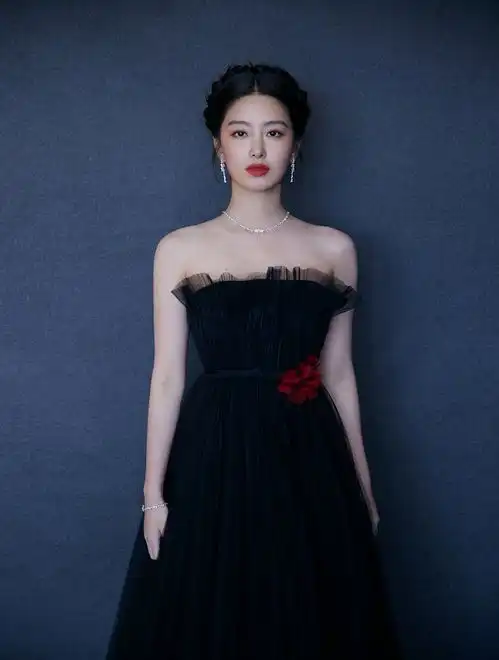 杨采钰的高级脸也能驾驭纯欲风,白色刺绣裙清纯优雅,显出女人味